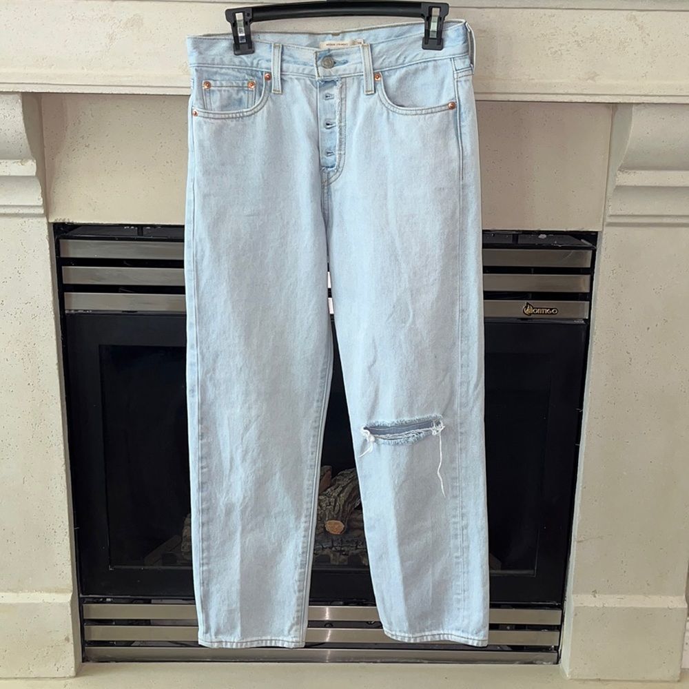 Levi's Wedgie Straight Button Down Ripped Jans Size 28